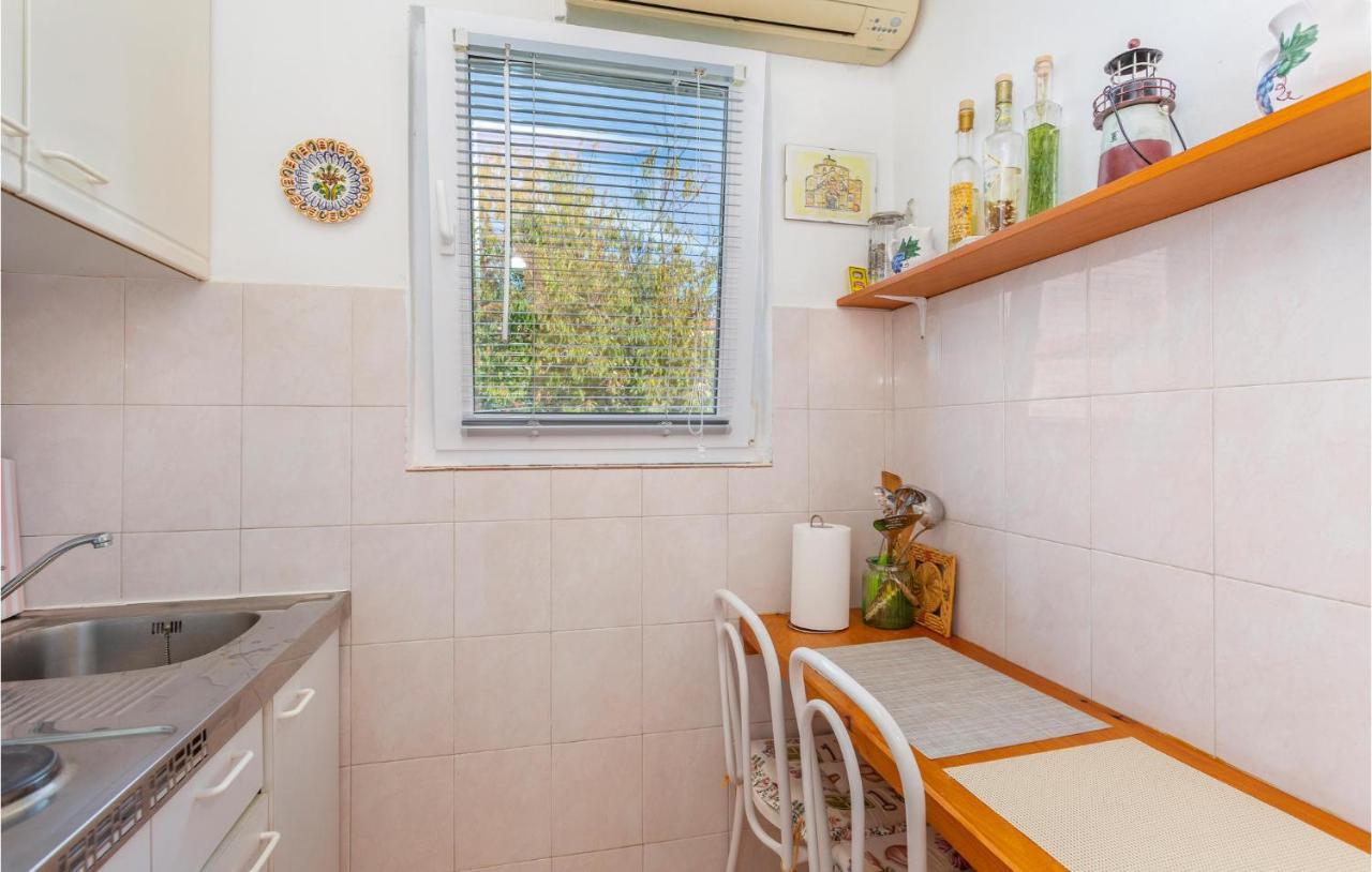 1 Bedroom Beautiful Apartment In Linardići Esterno foto