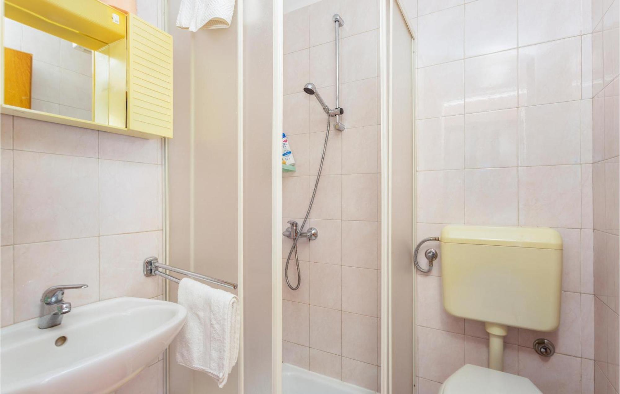 1 Bedroom Beautiful Apartment In Linardići Esterno foto