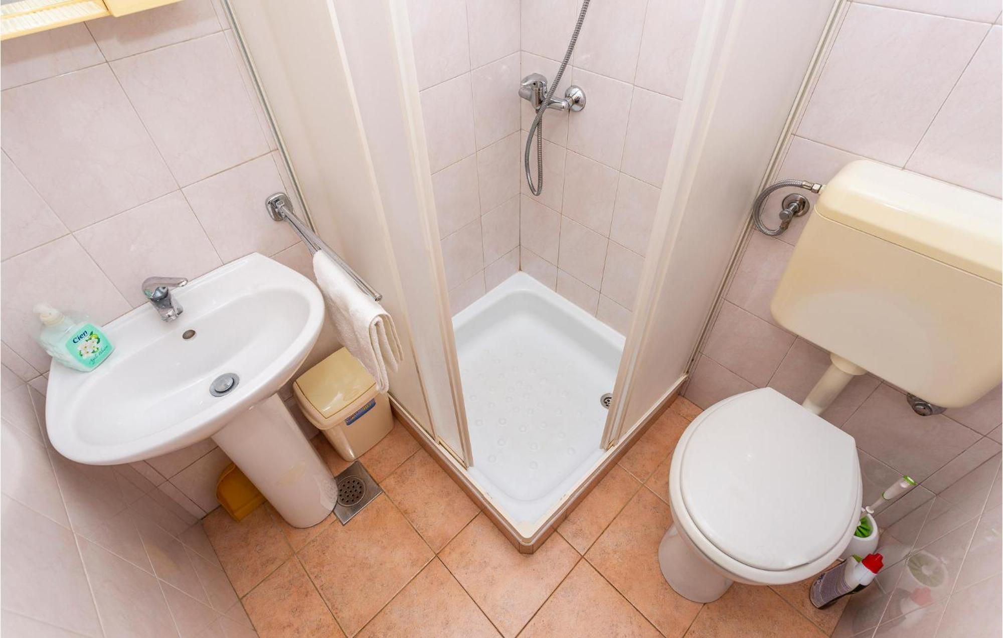 1 Bedroom Beautiful Apartment In Linardići Esterno foto