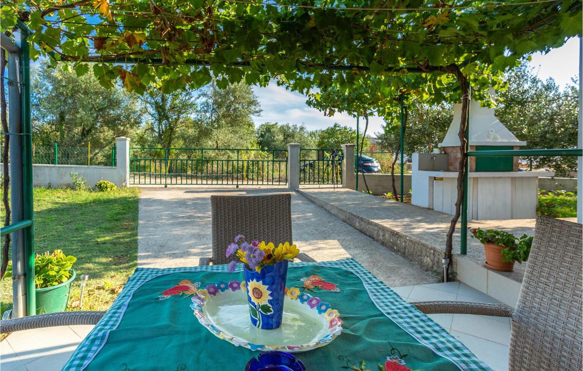 1 Bedroom Beautiful Apartment In Linardići Esterno foto
